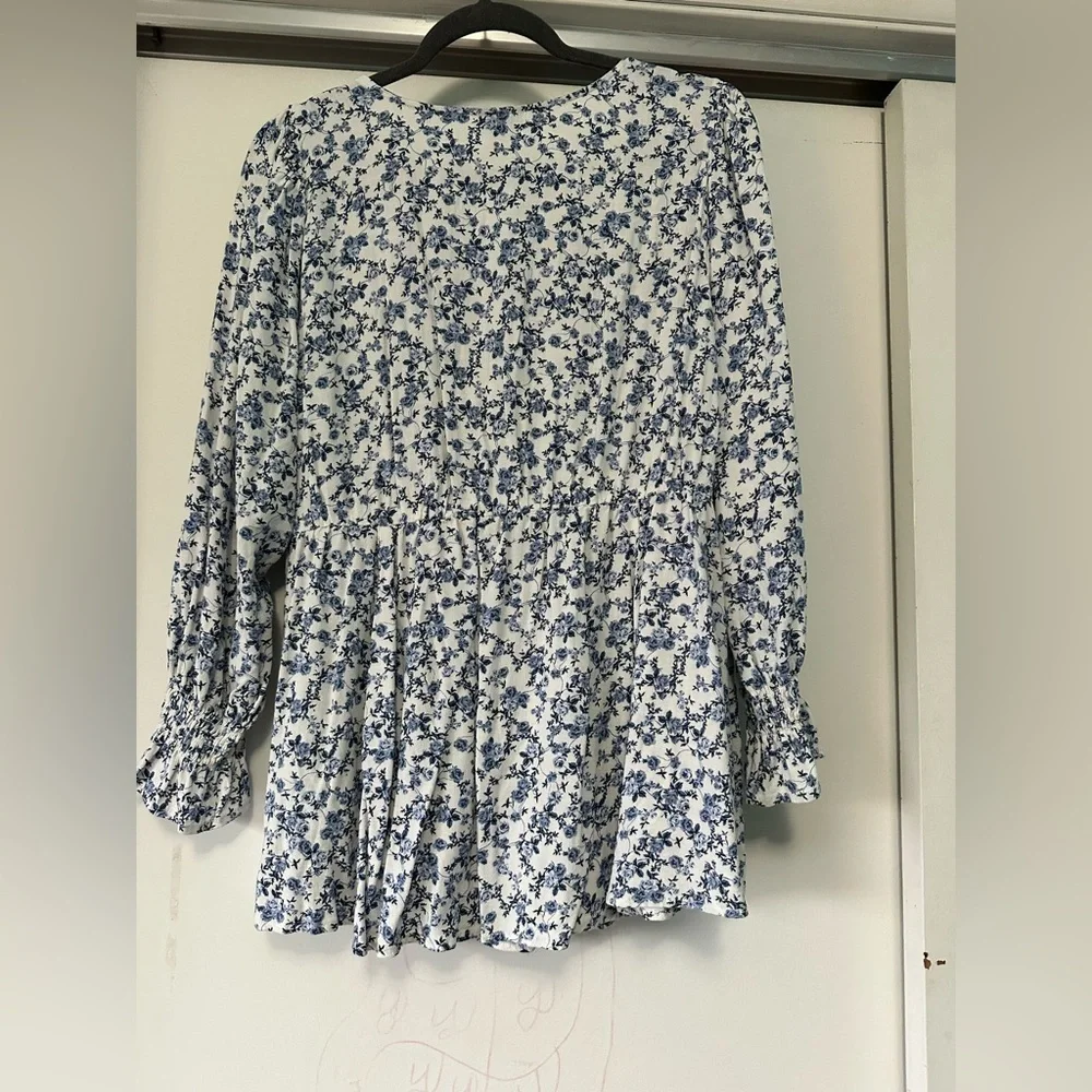 Torrid Blue and White Floral Blouse with Lace - Picture 4 of 4